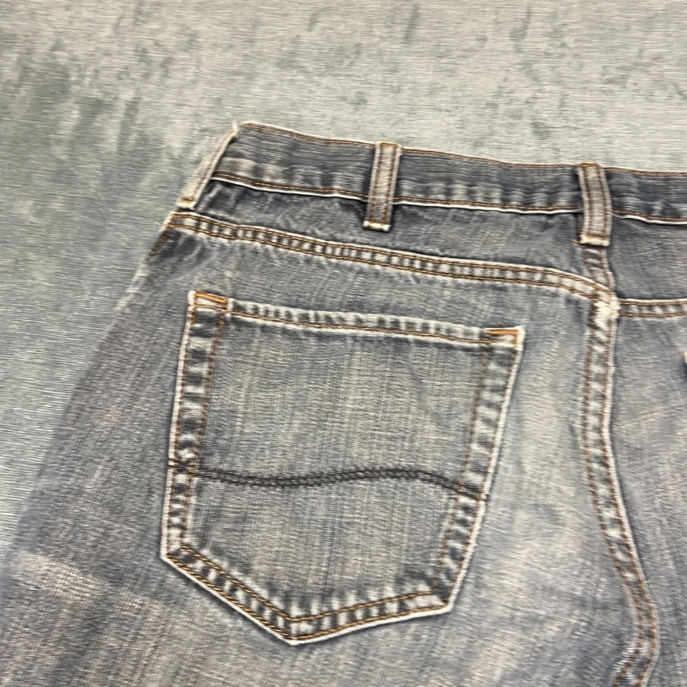 Vintage Lee Jeans Mens 34x31 Blue Denim Everyday Wear Travel Slim Fit Distressed